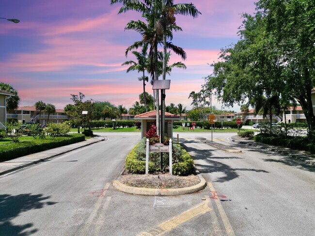 Building Photo - 10008 Twin Lakes Dr
