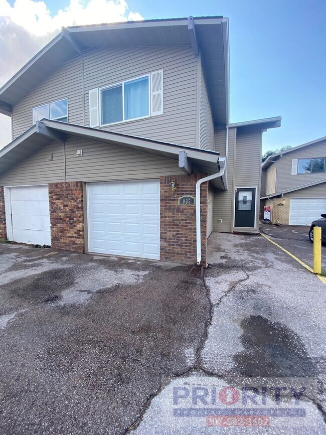 Building Photo - 3 bedroom, 2.5 bath 1,500 sqft Townhouse