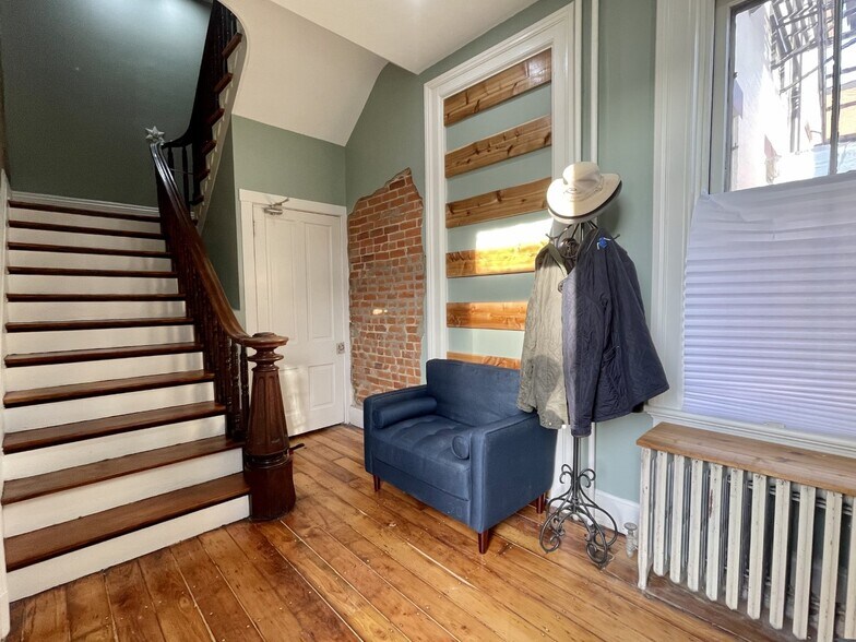 Building Photo - 418 Johnson St