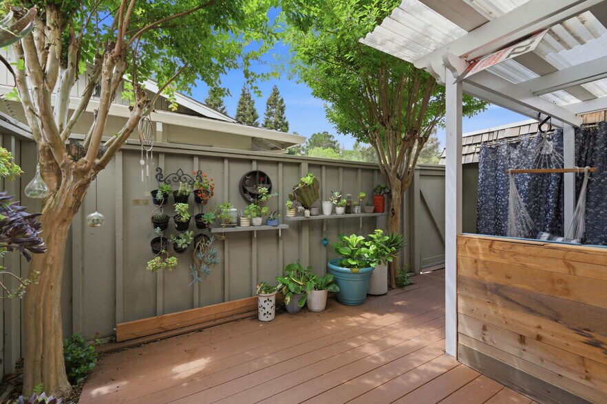 Building Photo - 2561 Fountainhead Dr
