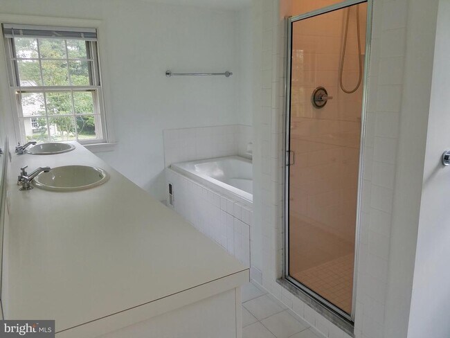 Building Photo - 128 Avon Rd