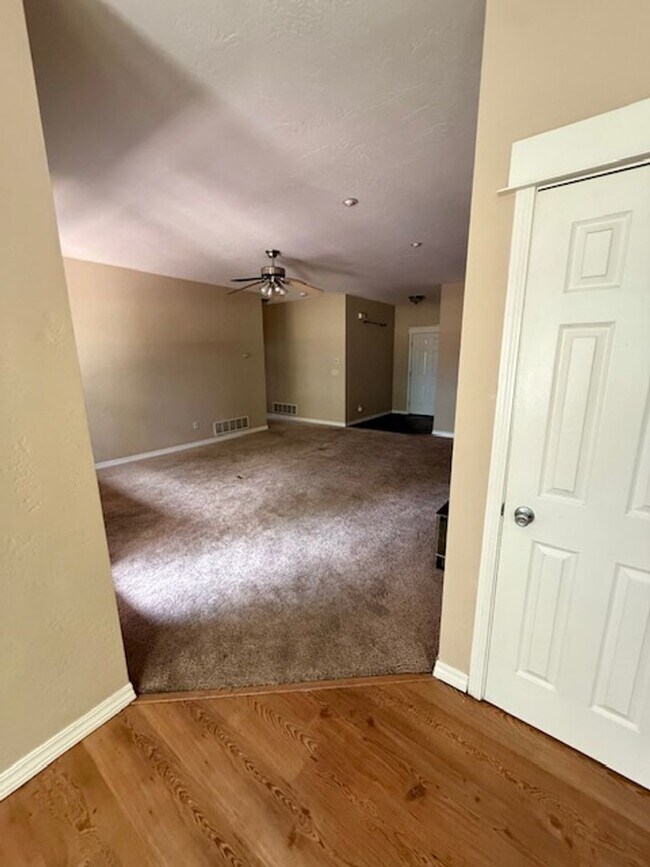 Building Photo - Beautiful 3 Bedroom 2 Bathroom House  **2 Weeks Free Rent**