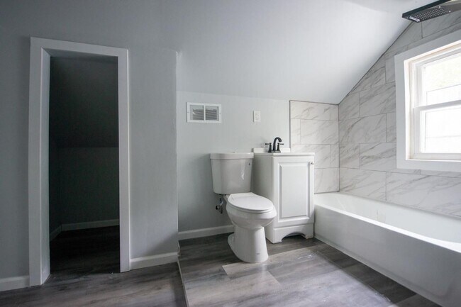 Building Photo - 4 bedroom 2 Bath home!!