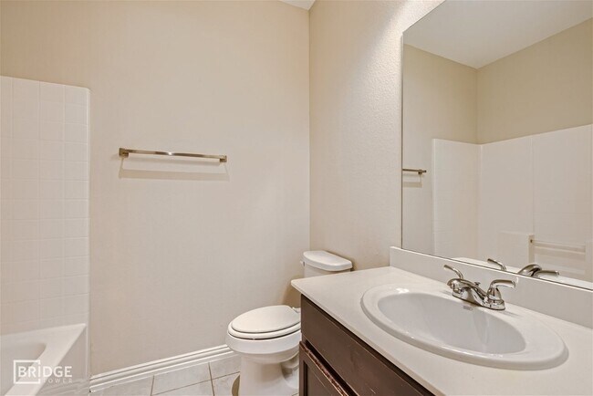 Building Photo - 1313 Lakecrest Ln