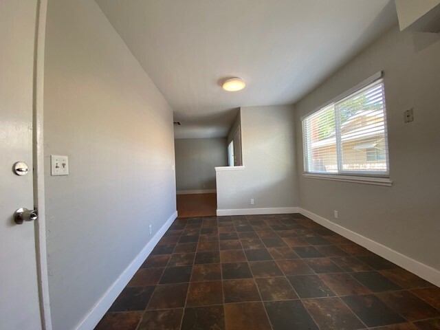 Building Photo - Charming 2-bedroom, 1-bath, 800 sq. ft. du...