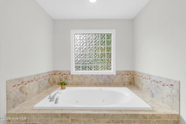 Building Photo - 1609 Lucerne Way