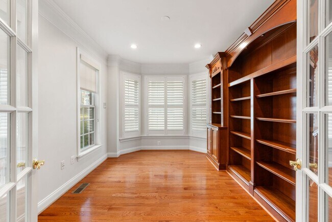 Building Photo - Stunning 4 level detached home close to the Mosaic District in Fairfax!