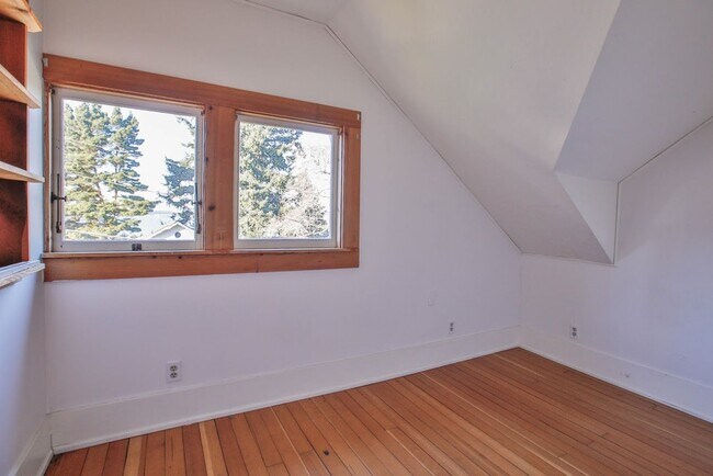 Building Photo - Gorgeous Vintage Home in Downtown Langley with Detached Guest Studio!!