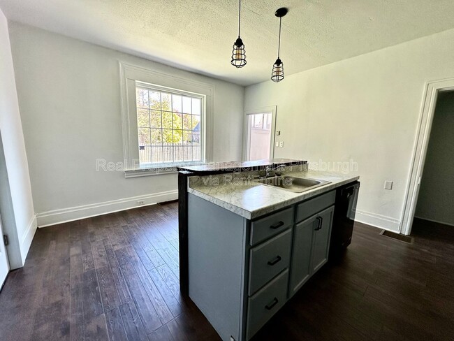 Building Photo - 1379 Paulson Ave