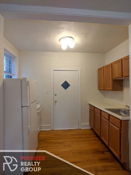 Building Photo - 630 W Cornelia Ave