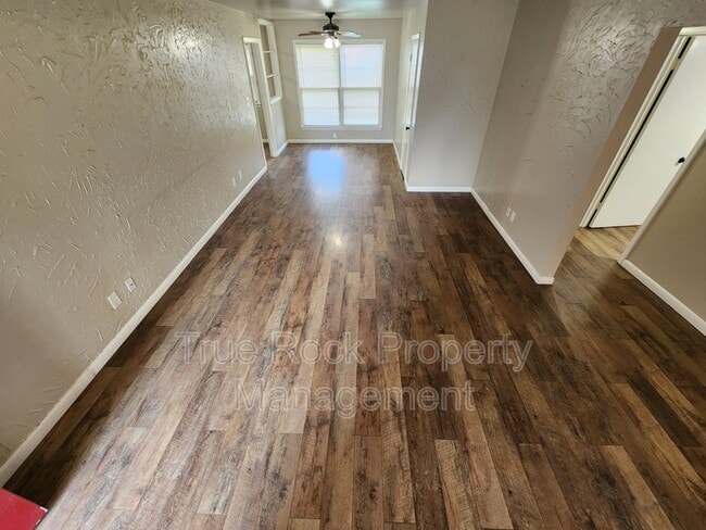 Building Photo - 1826 E 6th