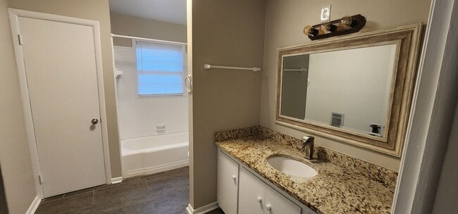 Building Photo - APARTMENT 2BR / 1BA