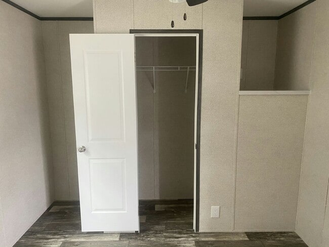 Building Photo - 1250 Lakeview Dr