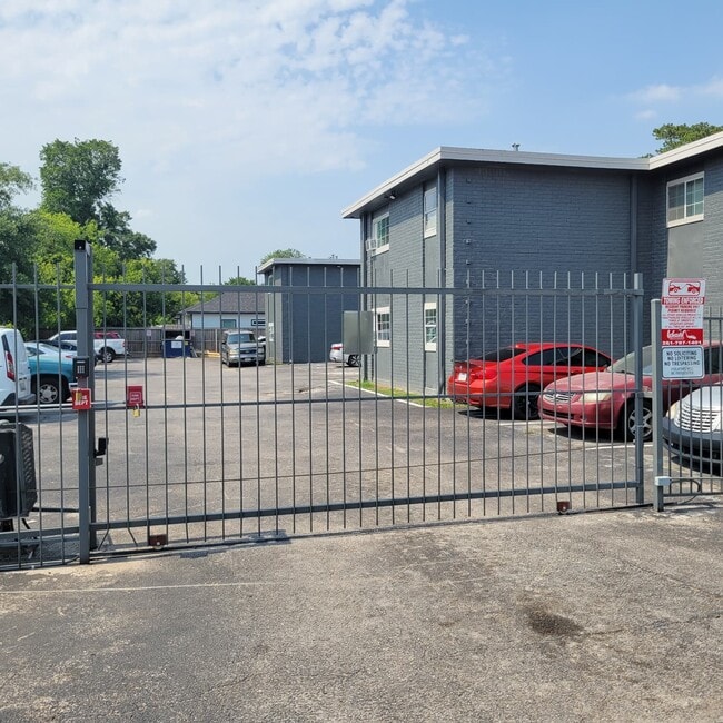 Building Photo - 4525 Weaver Rd