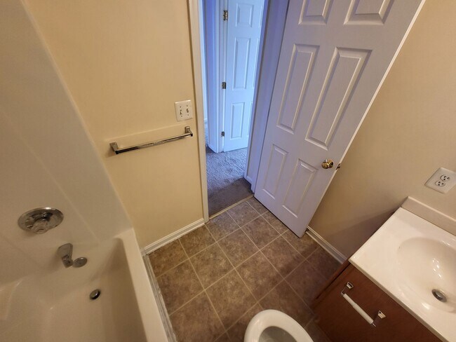 Building Photo - Beautiful modern 3bed/2.5ba townhouse!