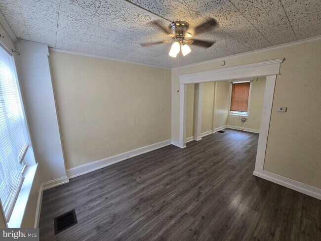 Building Photo - 330 Moss St