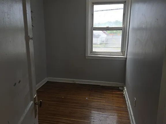 Building Photo - House for rent 4 bedroom and 2 complete bathroom, finished basement with kitchen, bathroom, parki...