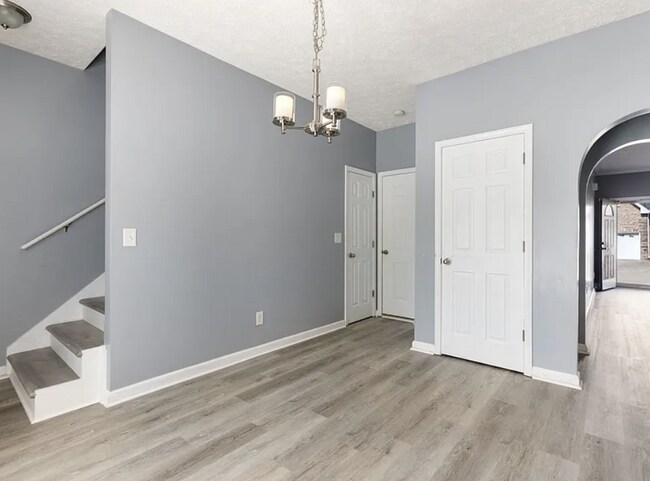 Building Photo - Renovated End-Unit Townhome with Spacious Primary Suite