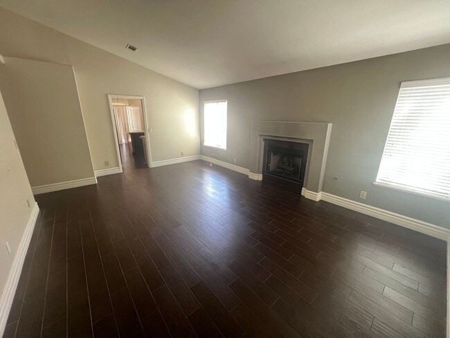 Building Photo - Peccole Ranch