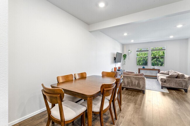 Building Photo - 3BD 2.5BA + Townhouse w/2-Car Garage + AC
