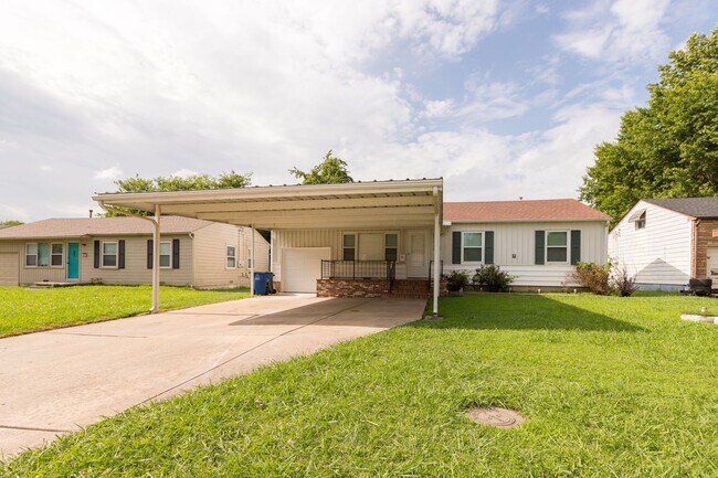 Building Photo - 2 Bed / 1 Bath in Tulsa! Ready Mid May!
