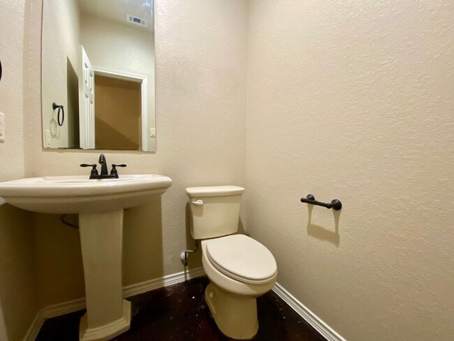 Building Photo - Two Story Townhome in New Braunfels