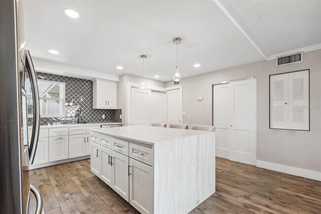 Building Photo - 105 4th Ave NE
