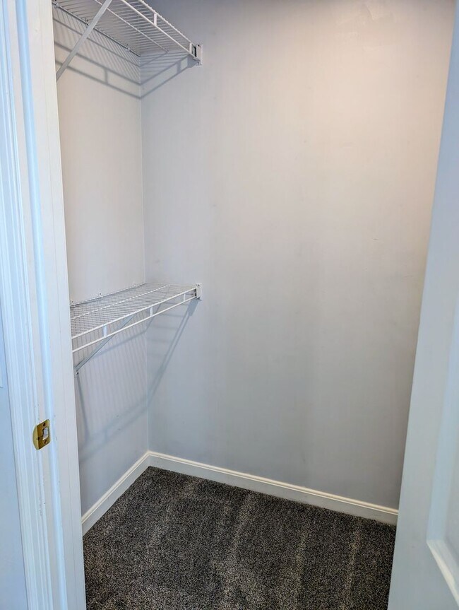 Building Photo - AVAILABLE NOW- Convenient 2 Bed/2 Full Bath Condo in Beavercreek!