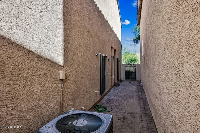 Building Photo - 2060 E Heartwood Ln