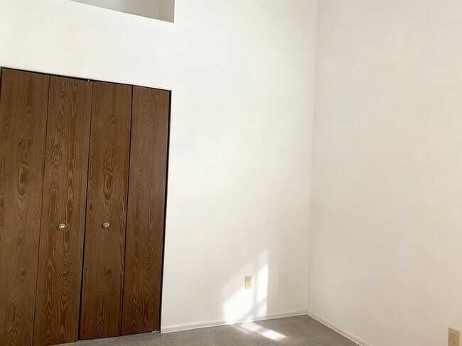 Building Photo - Cozy 2 bedroom Townhouse in Cheyenne Mountain with VIEWS of mountains