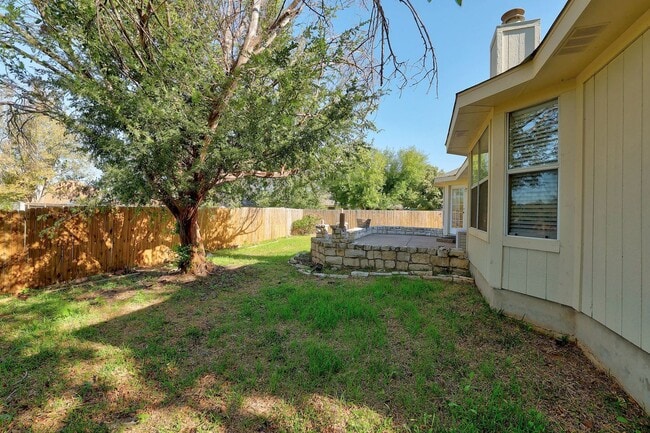 Building Photo - Beautiful in Brushy Creek!