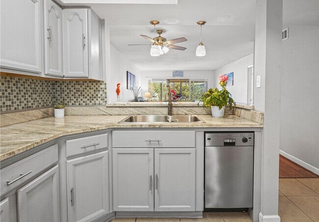 Building Photo - Bright Furnished End-Unit Condo Overlooking the Pond