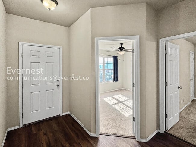 Building Photo - 3 Bed/2 Bath Home with Fenced Yard & Garage / Pet-Friendly / Available Soon!