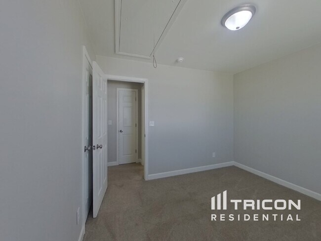 Building Photo - 1711 Southwind Dr