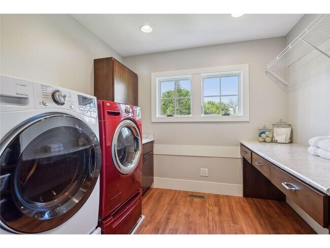 Building Photo - 4015 Wood End Dr