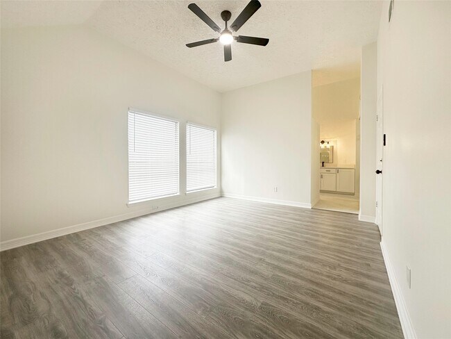 Building Photo - 9843 Stableway Dr