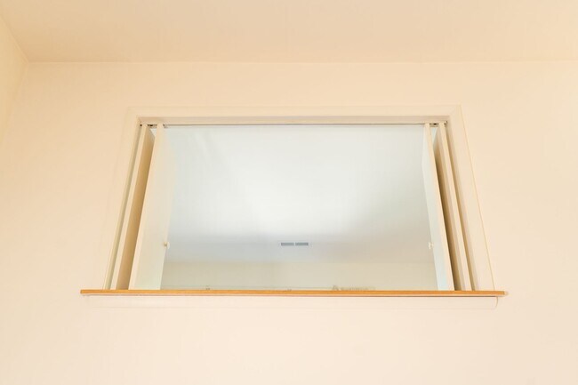 Building Photo - 2 Bedroom Townhouse Available in July