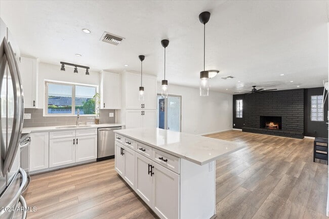 Building Photo - 1921 E Laguna Dr