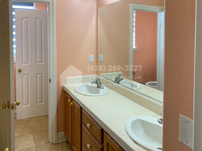 Building Photo - 2734 Macon Dr