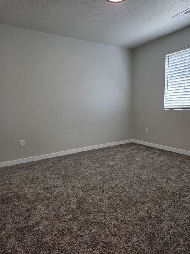 Building Photo - Like new 4 Bedroom Home