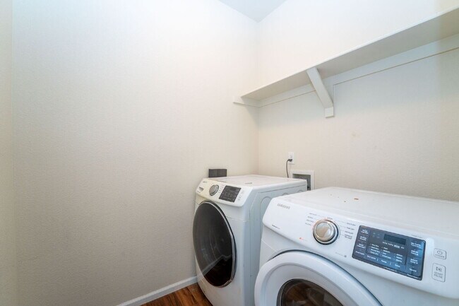 Building Photo - 575 Solano Dr