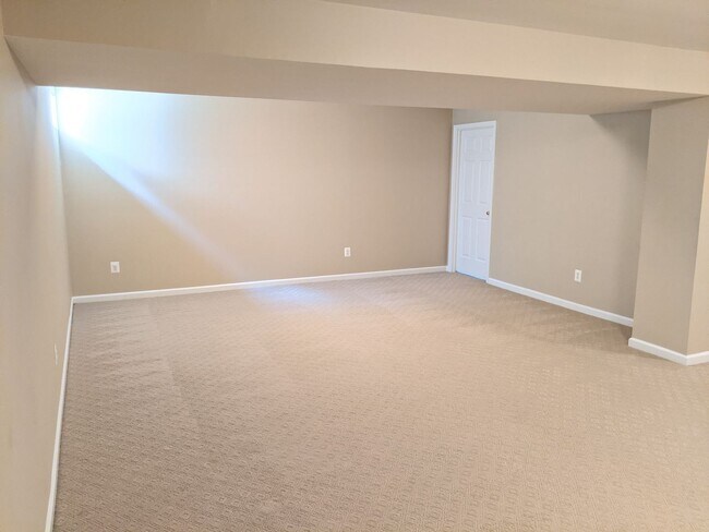 Building Photo - 403 McClellan Dr