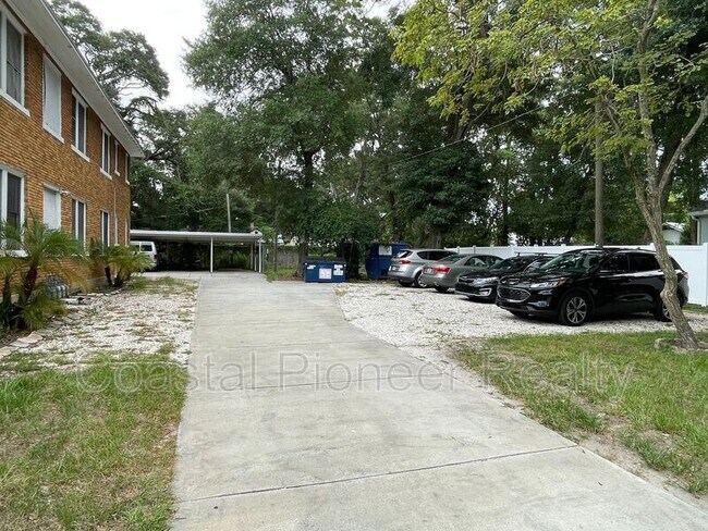 Building Photo - 4015 N Seminole Ave