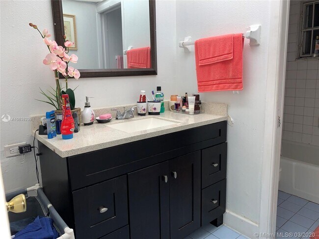 Building Photo - 1750 W 46th St