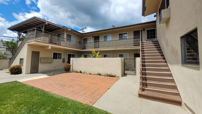 Building Photo - Upstairs Vacancy in West La Habra!