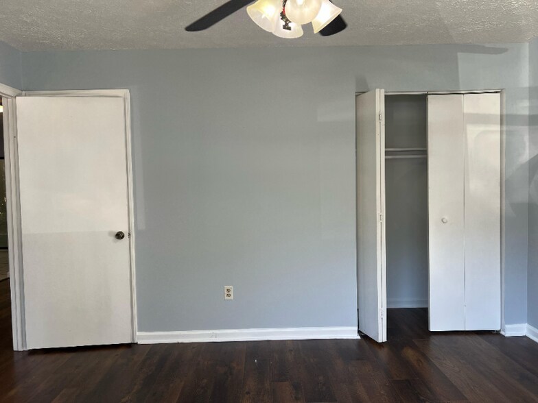 Building Photo - 1240 Shalom Dr