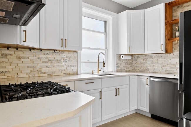 Building Photo - 122 W 39th St