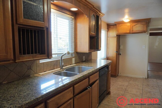 Building Photo - Spacious home located In Northeast Bakersf...