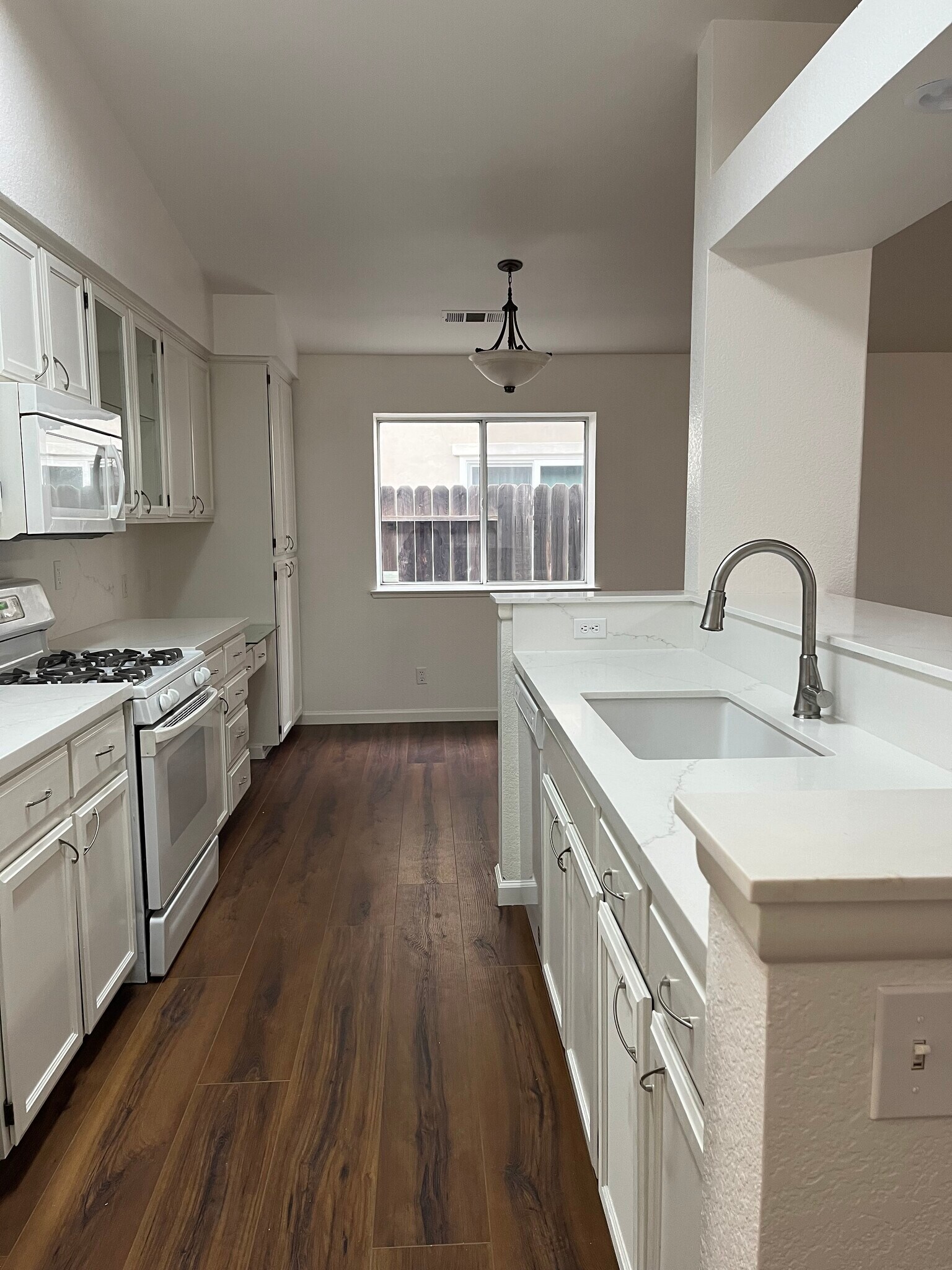 Building Photo - 2128 Jayhawk Dr