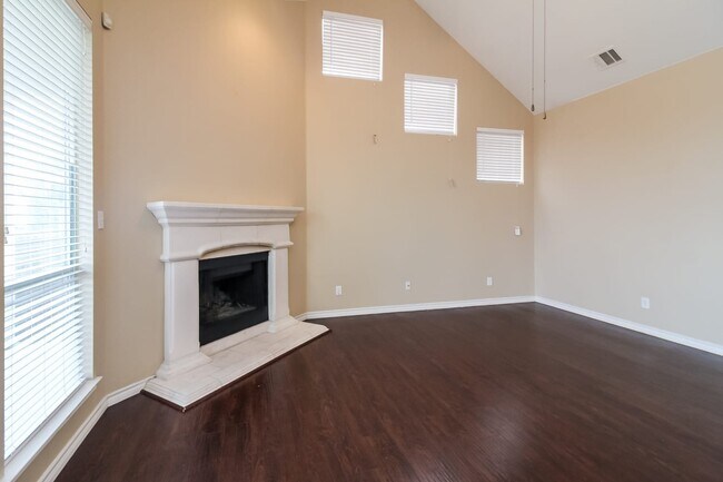 Building Photo - 908 Evergreen Ln
